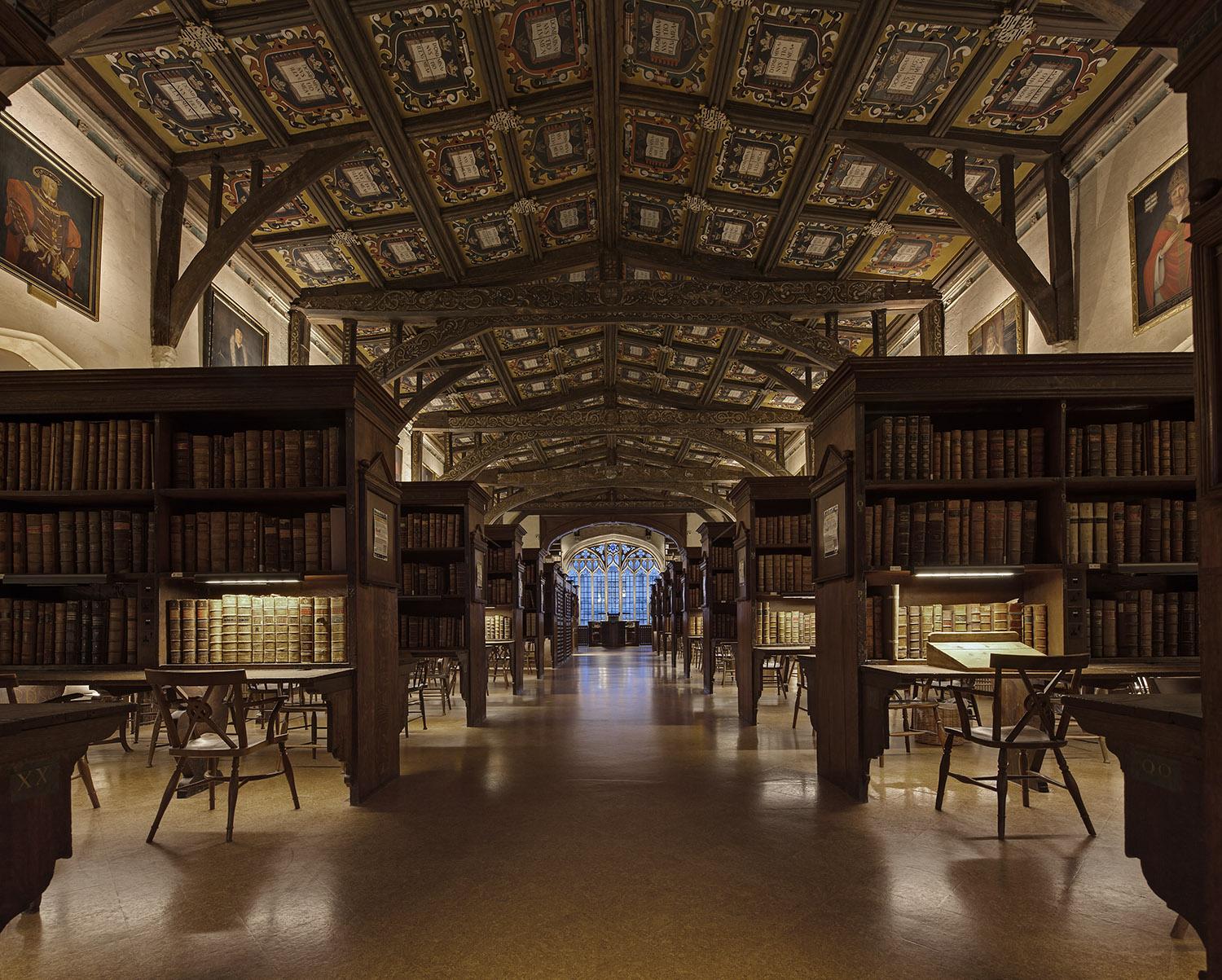 Eine Bibliothek mit gedämpftem Licht, umgeben von Büchern mit dunkler akademischer Ästhetik